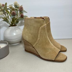 New Lucky Brand Lureli Peep-Toe Wedge Booties Suede Leather Tan Women 7.5 M NWOB